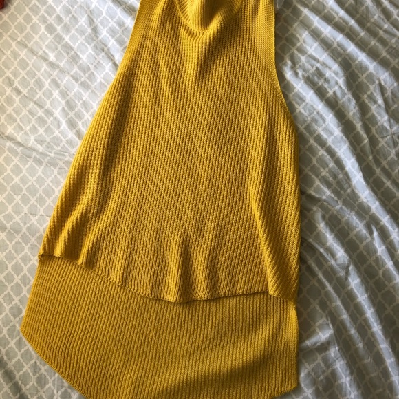 Sleevless yellow mock neck sweater - Picture 4 of 4